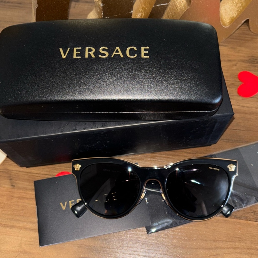NWOT Women’s Versace Sunglasses